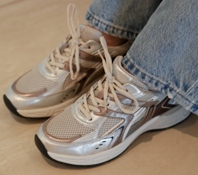 Gabor sneakers kleur zilver, kalfsleer, modern en comfortabel.