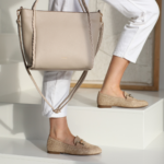 Loafers met een beige tas