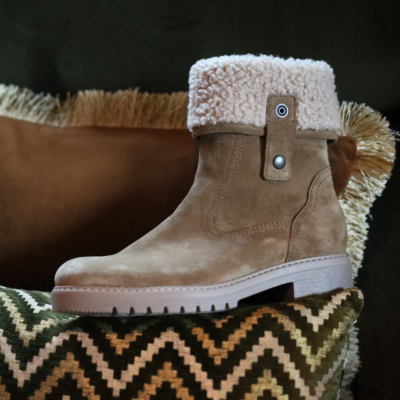 Gabor enkellaarsje kleur taupe, velour, warm en comfortabel.